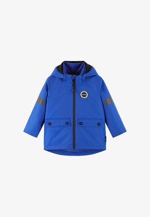 Niebieska, dziecięca, wodoodporna kurtka z kapturem, przednim zamkiem błyskawicznym, dwoma kieszeniami na guziki oraz odblaskowymi naszywkami na rękawach.