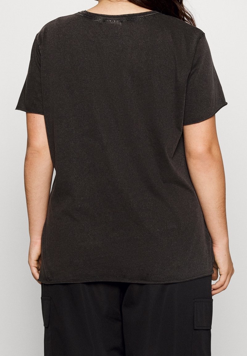 Svart bomullströja med rund halsringning och korta ärmar. Slät textur, avslappnad passform, något längre bak, kontrasterande sömmar.