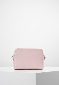 Borsa sintetica rosa con forma rettangolare, texture liscia e dettagli di cucitura sottili. Presenta una chiusura con zip e una piccola maniglia laterale.