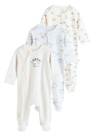 Lysegrå stribet babybody på en baby, der ligger på en tekstureret quiltet tæppe med små stjerne mønstre, på en flettet måtte.