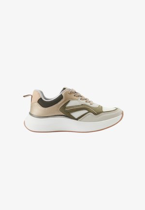 Zapatillas deportivas que combinan malla y materiales sintéticos en tonos beige, oliva y blanco, con una suela blanca gruesa y detalles decorativos.