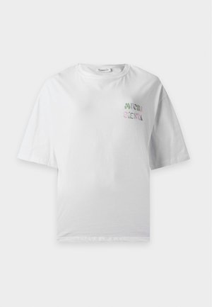T-shirt blanc à manches courtes avec texte coloré "MUCH SIESTA" sur le côté supérieur gauche de la poitrine.