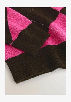 Pulover cu model argyle în nuanțe de maro și roz, cu manșete și tiv ribanate, fabricat dintr-un material moale cu o textură ușor pufoasă.