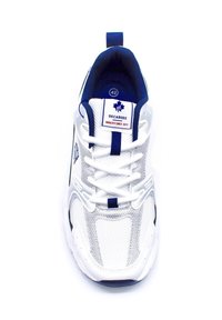 Baskets blanches avec des accents bleu marine ; tige en mesh, semelle rembourrée et marquage bien visible sur la languette. Taille 42 indiquée.