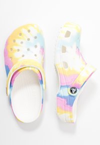 Farverige tie-dye træsko med en blanding af pastelgul, pink og blå. Lavet af letvægtsmateriale med ventilationshuller og en hælrem.