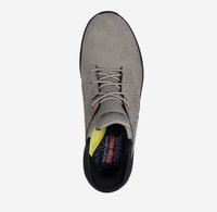 Grau sportlicher Schuh mit einem Obermaterial aus Wildleder, durchbrochenen Details und hellen Schnürsenkeln. Verfügt über einen gepolsterten Kragen und eine schwarze Gummisohle.