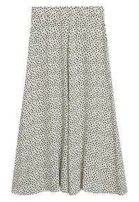Udsplittet midi nederdel i cremet stof med et spredt sort prikmønster, har en tætsiddende talje og læg for øget bevægelse.
