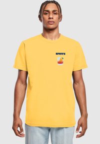 Mister Tee - VINTAGE SPRITZ  - Print T-shirt - taxi yellow Thumbnail Image 1