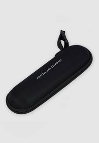 Custodia per occhiali nera con finitura liscia, chiusura a zip e piccolo manico a loop. Presenta il logo "Piquadro" in rilievo sulla parte anteriore.