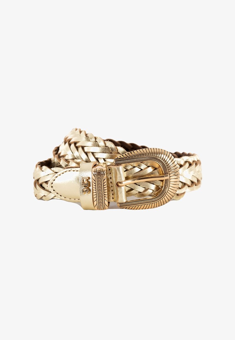 Ceinture tressée en métal doré avec boucle en or détaillée et initiales de la marque sur une boucle en cuir, enroulée sur un fond blanc.