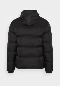 Schwarze Daunenjacke mit Kapuze, ausgestattet mit einem gesteppten Design, elastischen Bündchen und einer glatten, glänzenden Oberfläche. Die Rückansicht zeigt keine sichtbaren Logos.