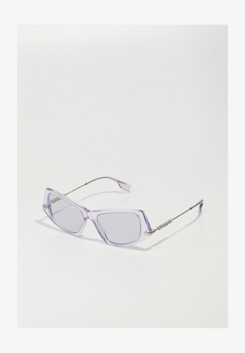 Violet kvadratiniai akiniai nuo saulės su skaidriu rėmu, sidabro metaliniais akcentais ant šventyklų ir pilkais lęšiais.