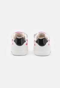 Geox DISNEY CLASSIC GIRL - Baskets basses - white/fluo fuchsia