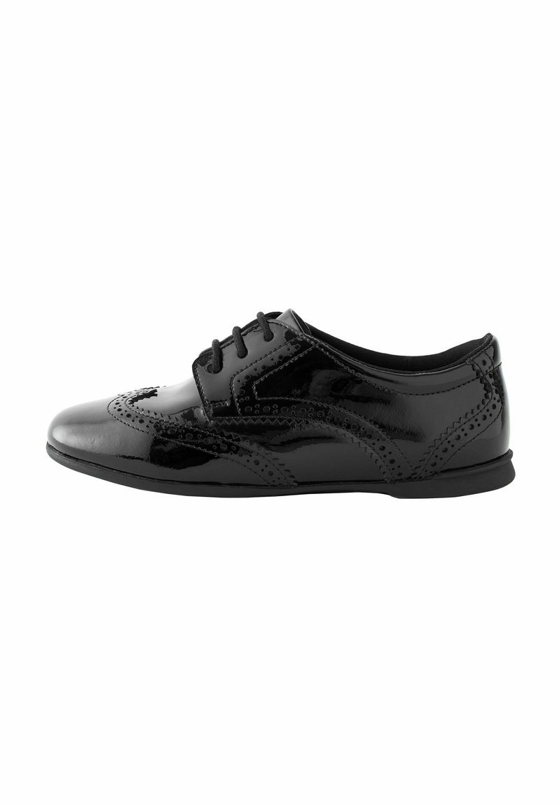 Schwarzes Leder-Schnürschuh mit glänzender Oberfläche, durchbrochenen Details und einer flachen Sohle. Verfügt über eine abgerundete Zehenpartie und strukturierte Akzente.