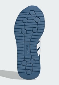 Námorná gumená podrážka s horizontálnymi ryhami a obehovými gripovými vzormi. Obsahuje embosované logo "adidas" a textúrovanú oblasť na špičke.