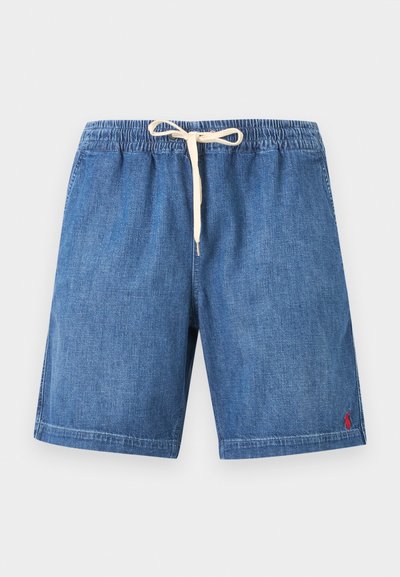 Μπλε τζιν σορτς με ελαστική μέση και λευκό κορδόνι, με μικρό κόκκινο κεντημένο λογότυπο στο κάτω δεξί πόδι.