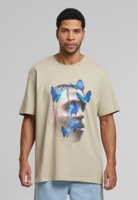 Upscale by Mister Tee LE PAPILLON OVERSIZE  - T-shirts print - wet sand