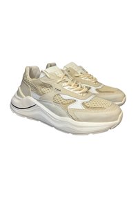 Un paio di sneaker chunky beige e bianche con dettagli in rete e suede, suole bianche spesse e la scritta "FUGA" stampata di lato.