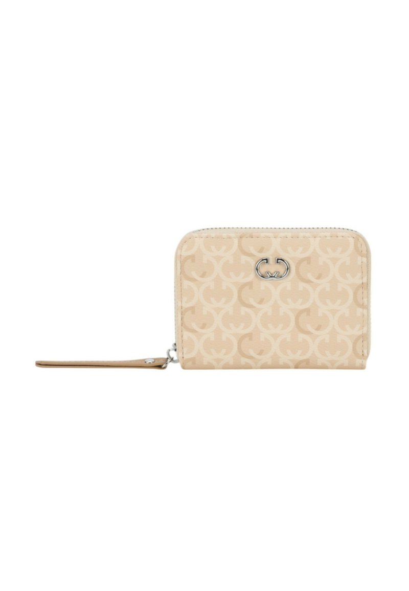 Portafoglio beige con zip, caratterizzato da un motivo sottile, una tracolla in pelle, hardware argentato e un logo in evidenza sulla parte anteriore. Texture liscia.
