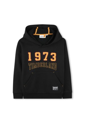 Un sweat à capuche noir avec une poche kangourou, des cordons orange et un texte jaune indiquant "1973 TIMBERLAND" sur le devant. Texture de tissu douce.
