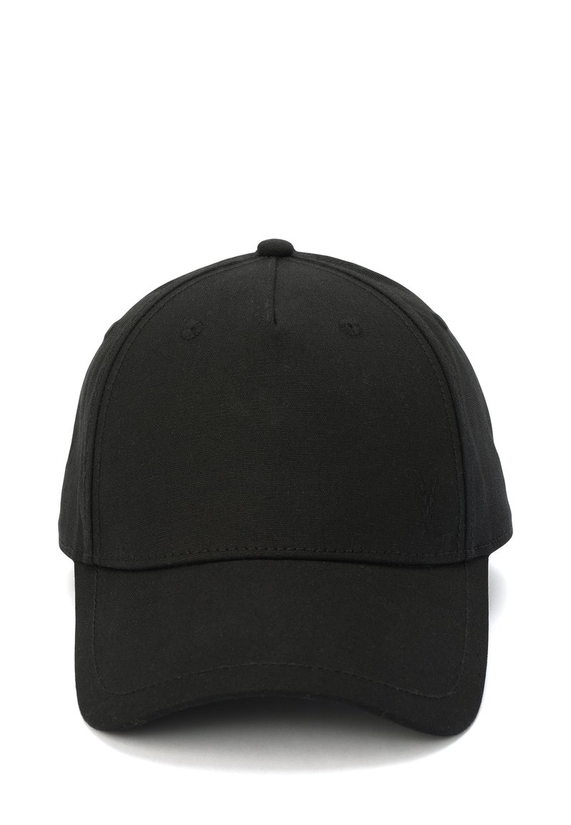 Gorra de béisbol negra hecha de tela, con una corona redondeada y un pico rígido. Presenta detalles de costura sutiles y un logo en el lado izquierdo frontal.