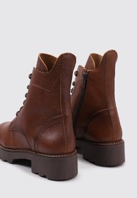 Sandra Fontán BADOLASOTA - Bottines à lacets - camel