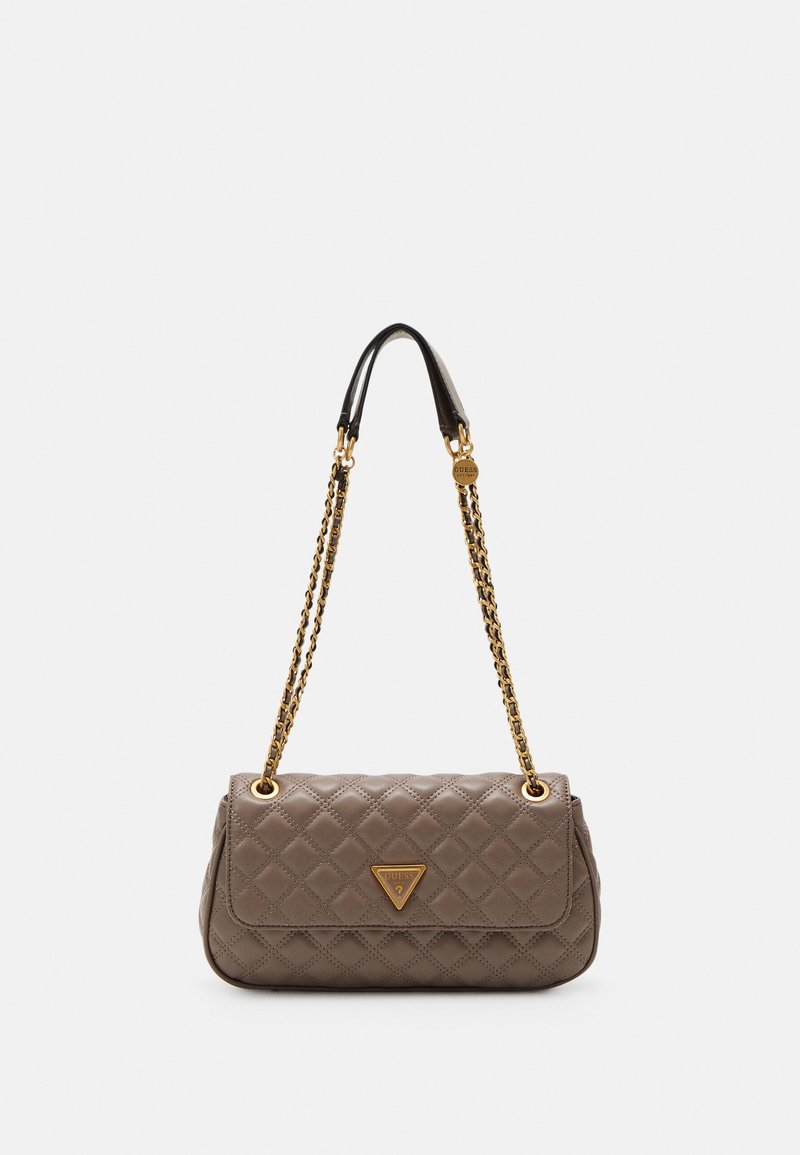 Sac à épaule matelassé taupe avec bandoulière chaîne dorée et logo triangulaire Guess sur le rabat avant, sur fond uni.