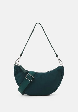 Sac épaule en forme de croissant de couleur vert foncé avec bandoulière ajustable et fermeture à glissière sur un fond uni.