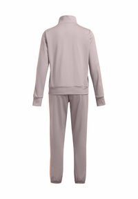 Gaišs mauve sporta tērps ar garām piedurknēm, augstu apkakli un elastīgiem potīšu biķeriem, redzams no aizmugures uz balta fona.