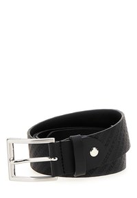 Zwarte leren riem met een reliëflogo-patroon, zilveren rechthoekige metalen gesp en een gladde textuur. Ontworpen voor een verstelbare pasvorm.