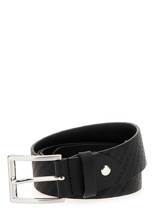 Zwarte leren riem met een reliëflogo-patroon, zilveren rechthoekige metalen gesp en een gladde textuur. Ontworpen voor een verstelbare pasvorm.