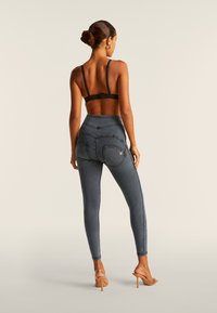 Freddy ICE - Leggingsit - black denim + blue overdyed