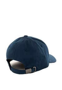 Navyblauwe katoenen baseballcap met een gebogen klep, verstelbare achterkant en een kleine metallic accent op de band. Soepele textuur, eenvoudig ontwerp.