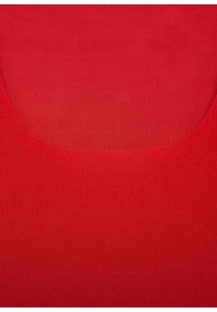 Gros plan d'un tissu rouge lisse avec un col arrondi, montrant la texture et les coutures courbes.