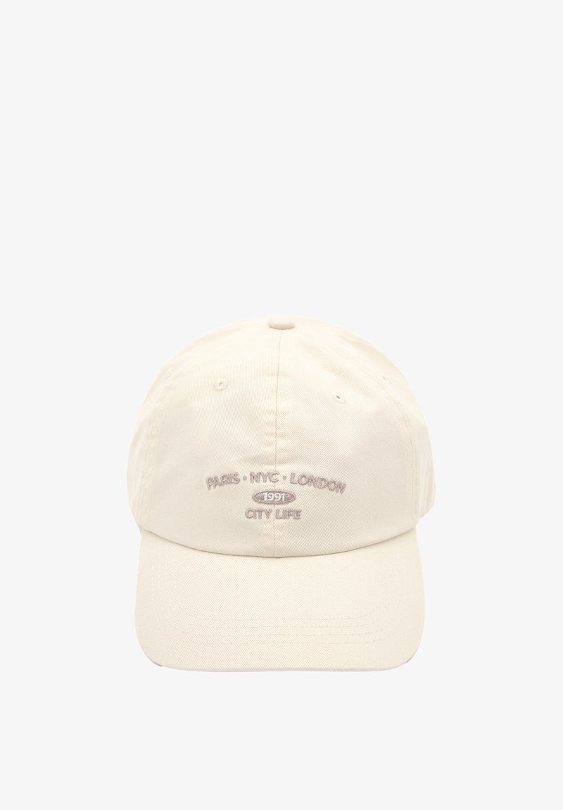 Beige színű baseball sapka hímzett felirattal: "PARIS • NYC • LONDON", "1991" oválisban és "CITY LIFE" az elülső panele.