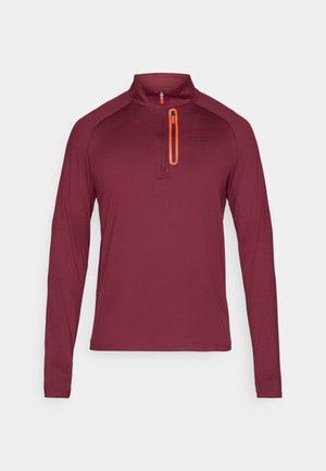 Tamsiai raudonas sportinis megztinis ilgomis rankovėmis su pusiau užtrauktuku, oranžinėmis užtrauktuko detalėmis ir subtiliu logotipo spaudiniu krūtinėje; sklandžios medžiagos tekstūra.