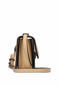 Borsa strutturata in pelle beige con rifiniture nere, caratterizzata da una forma rettangolare, tracolla regolabile e una texture liscia.