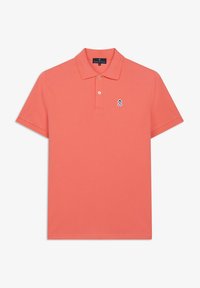Polo de color coral hecho de tejido suave con cuello y mangas cortas. Presenta un pequeño logo bordado en azul en el lado izquierdo del pecho.