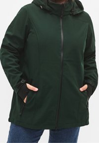 Groen waterdicht jack met een ritssluiting aan de voorkant, verstelbare kap en twee zijzakken. Voorzien van zwarte accenten en een zachte, gladde textuur.