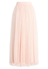 Jupe en tulle rose pâle avec une large ceinture douce. Le design présente un tissu superposé et fluide pour un aspect léger.