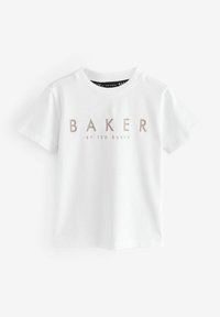 Valge puuvillane T-särk lühikeste varrukatega ja ümmarguse kaelusega. Ees on beež tekst "BAKER". Lihtne ja puhas disain.