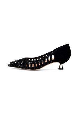 Zapato negro de punta con un diseño abierto, hecho de material trenzado. Presenta un pequeño tacón brillante y una parte trasera superior suave para mayor soporte.