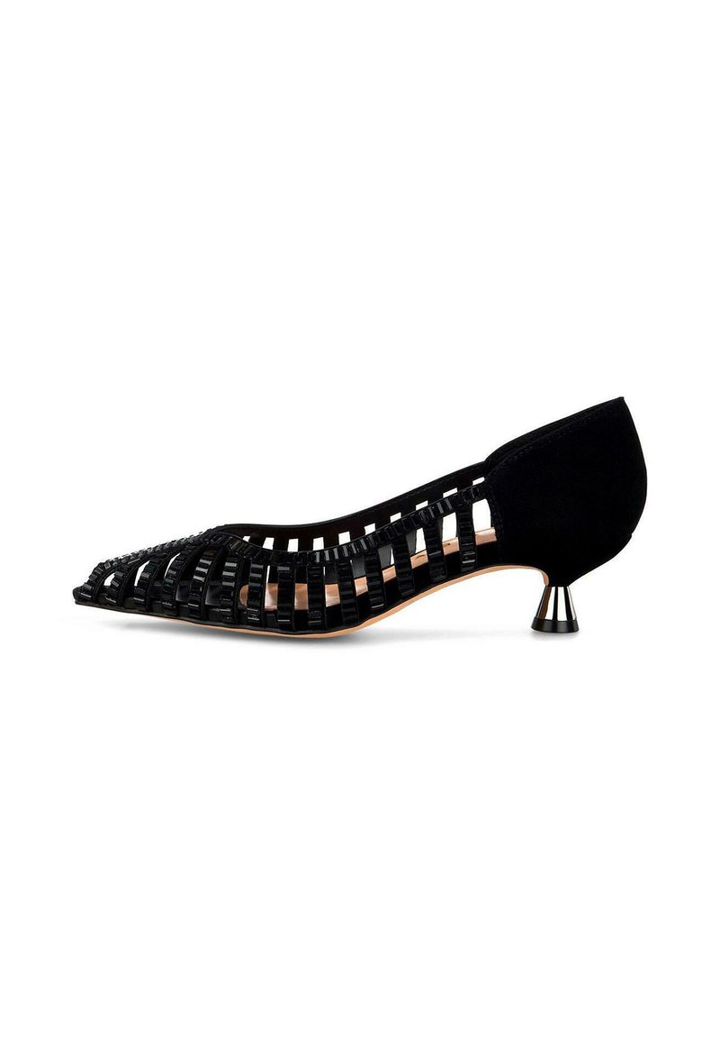 Zapato negro de punta con un diseño abierto, hecho de material trenzado. Presenta un pequeño tacón brillante y una parte trasera superior suave para mayor soporte.