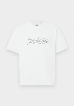 Λευκό κοντομάνικο μπλουζάκι με το λογότυπο "Dickies" με μαύρο περίγραμμα στο στήθος, απλό φόντο.