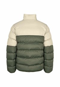 Vue arrière d'une doudoune avec une partie supérieure beige et un bas et des manches rembourrés vert olive, avec un motif matelassé horizontal.