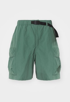 Grüne Shorts aus leichtem Material, mit einem elastischen Bund und einer schwarzen Schnalle, seitlichen Cargo-Taschen und einem lockeren Schnitt.