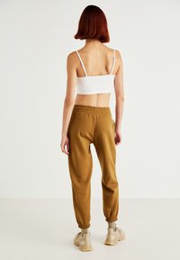 GAP HERITAGE JOGGER - Pantalones deportivos - palomino brown global