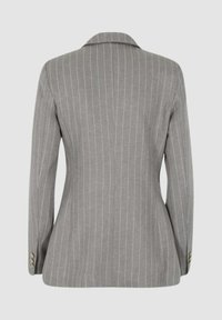 Blazer grigio a righe con taglio su misura, revers a scano, polsini abbottonati e un tessuto dalla texture liscia. La vista posteriore mette in evidenza i dettagli delle cuciture.