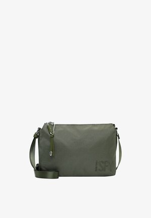 Olivově zelená kabelka přes rameno z texturované látky, s nastavitelným popruhem a stříbrným zipem na bílém pozadí.