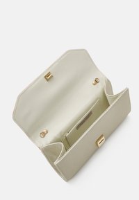 Pochette beige clair texturée avec fermoir doré, rabat ouvert, emplacement pour cartes à l'intérieur, et doublure en tissu avec étiquette "ANNA FIELD".